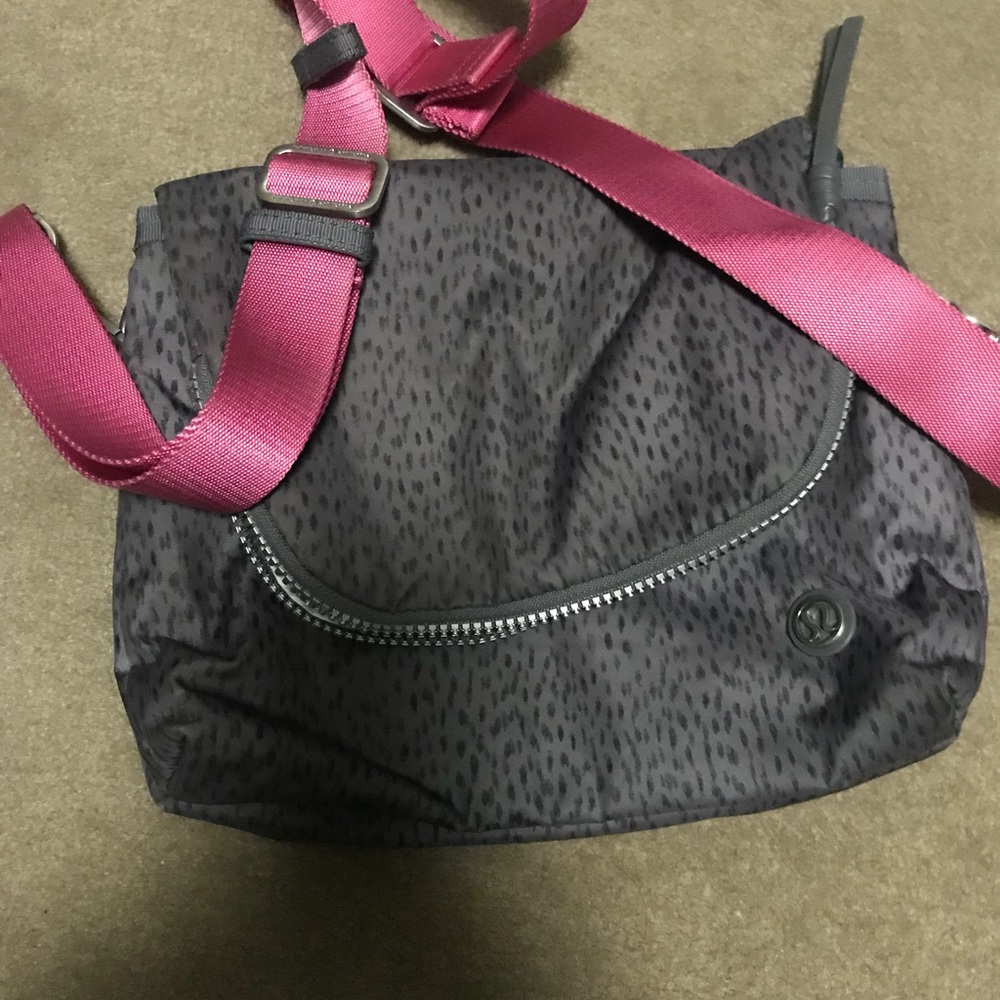 vguc lululemon crossbody bag